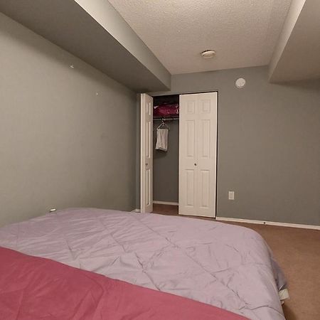 Lovely 1-Bedroom Basement Suite ウィニペグ エクステリア 写真