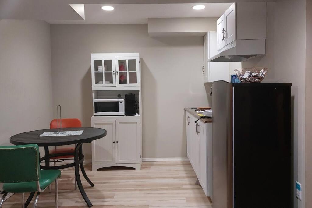 Lovely 1-Bedroom Basement Suite ウィニペグ エクステリア 写真