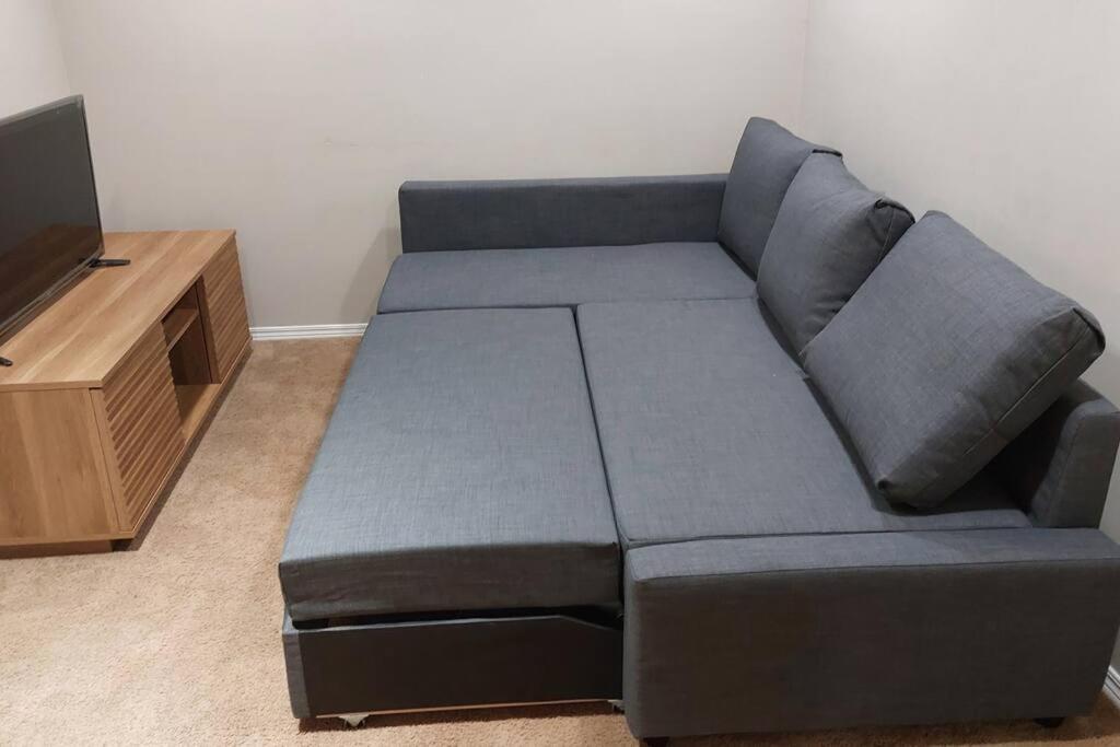 Lovely 1-Bedroom Basement Suite ウィニペグ エクステリア 写真