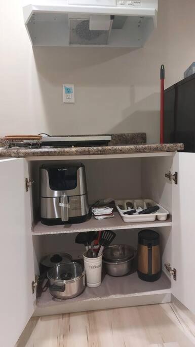Lovely 1-Bedroom Basement Suite ウィニペグ エクステリア 写真