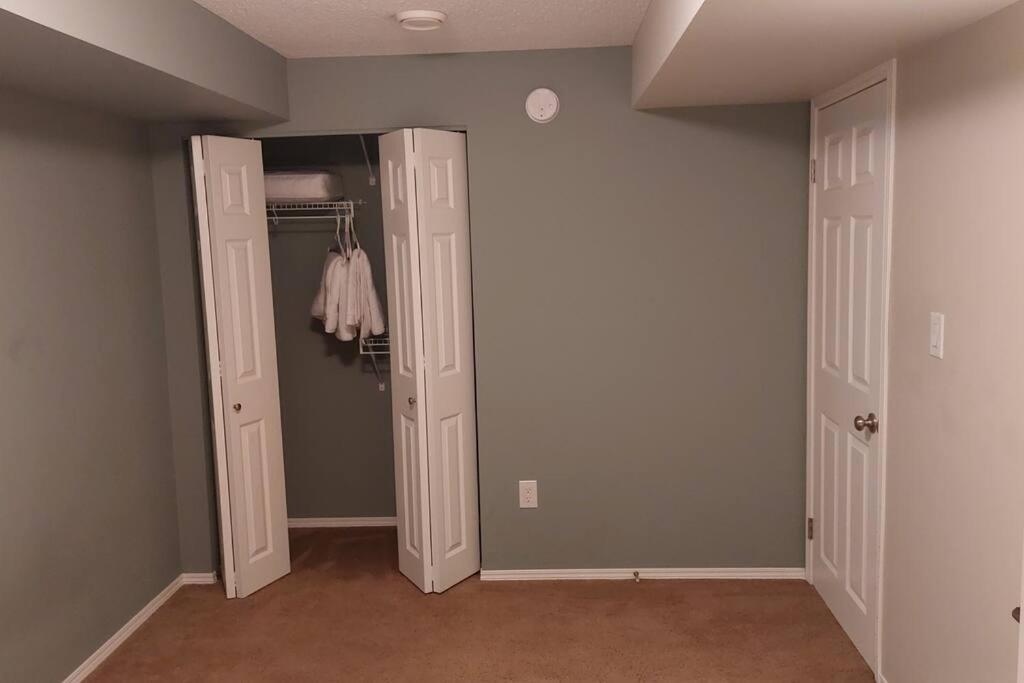 Lovely 1-Bedroom Basement Suite ウィニペグ エクステリア 写真
