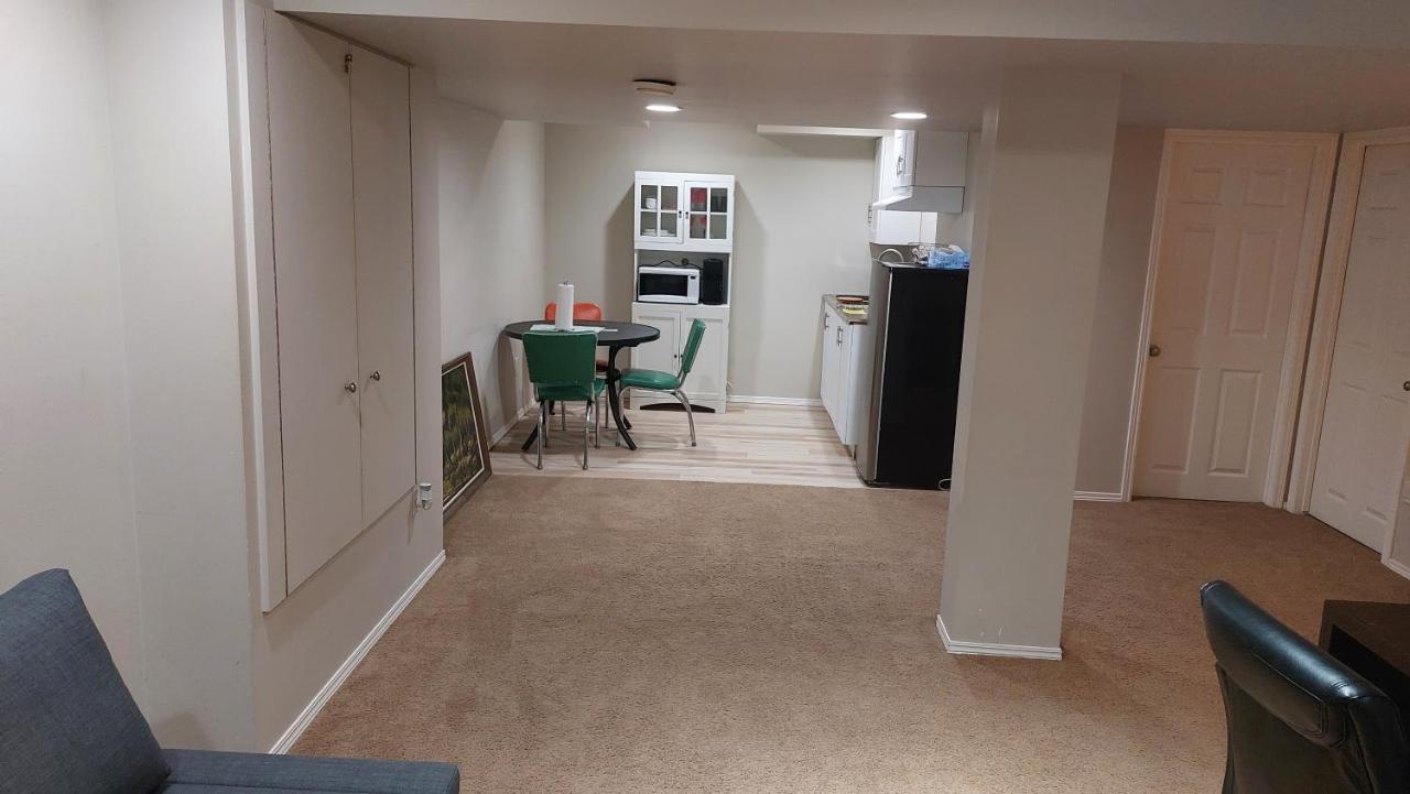Lovely 1-Bedroom Basement Suite ウィニペグ エクステリア 写真