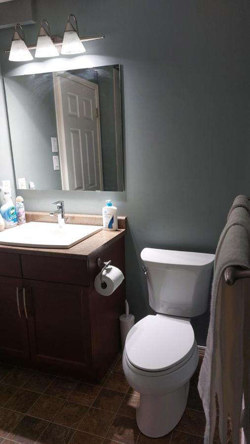 Lovely 1-Bedroom Basement Suite ウィニペグ エクステリア 写真