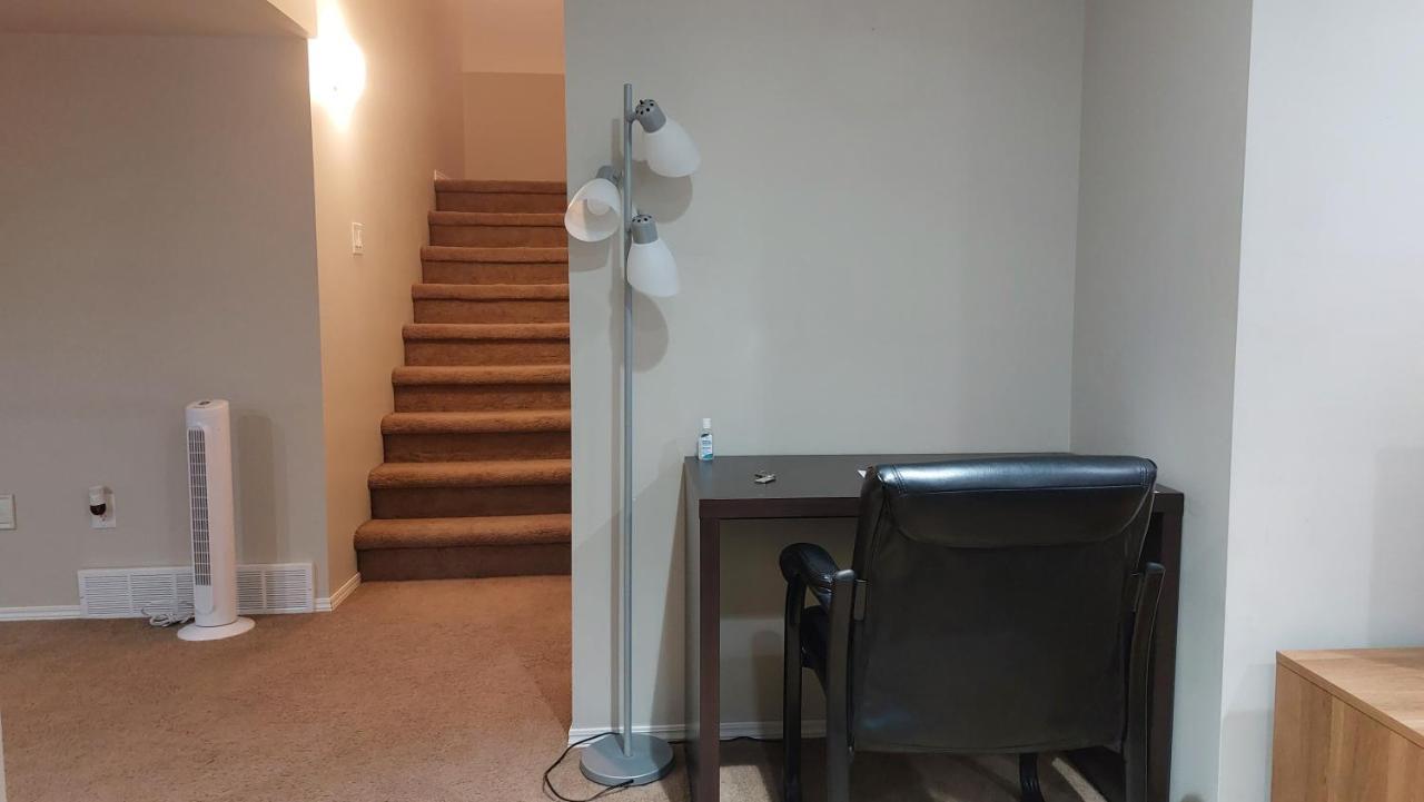 Lovely 1-Bedroom Basement Suite ウィニペグ エクステリア 写真