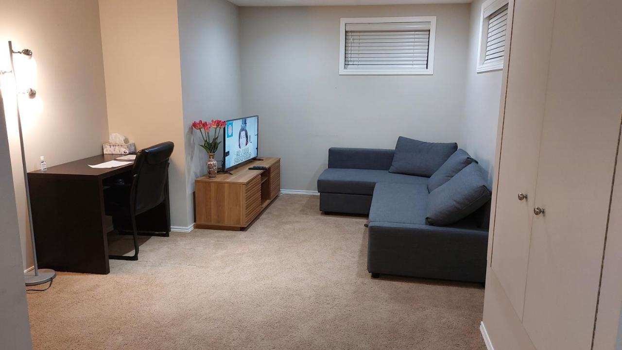 Lovely 1-Bedroom Basement Suite ウィニペグ エクステリア 写真