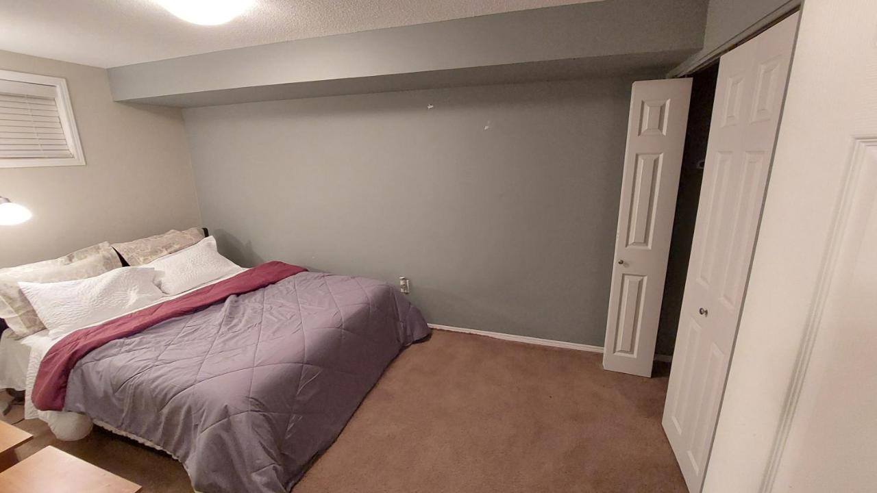 Lovely 1-Bedroom Basement Suite ウィニペグ エクステリア 写真