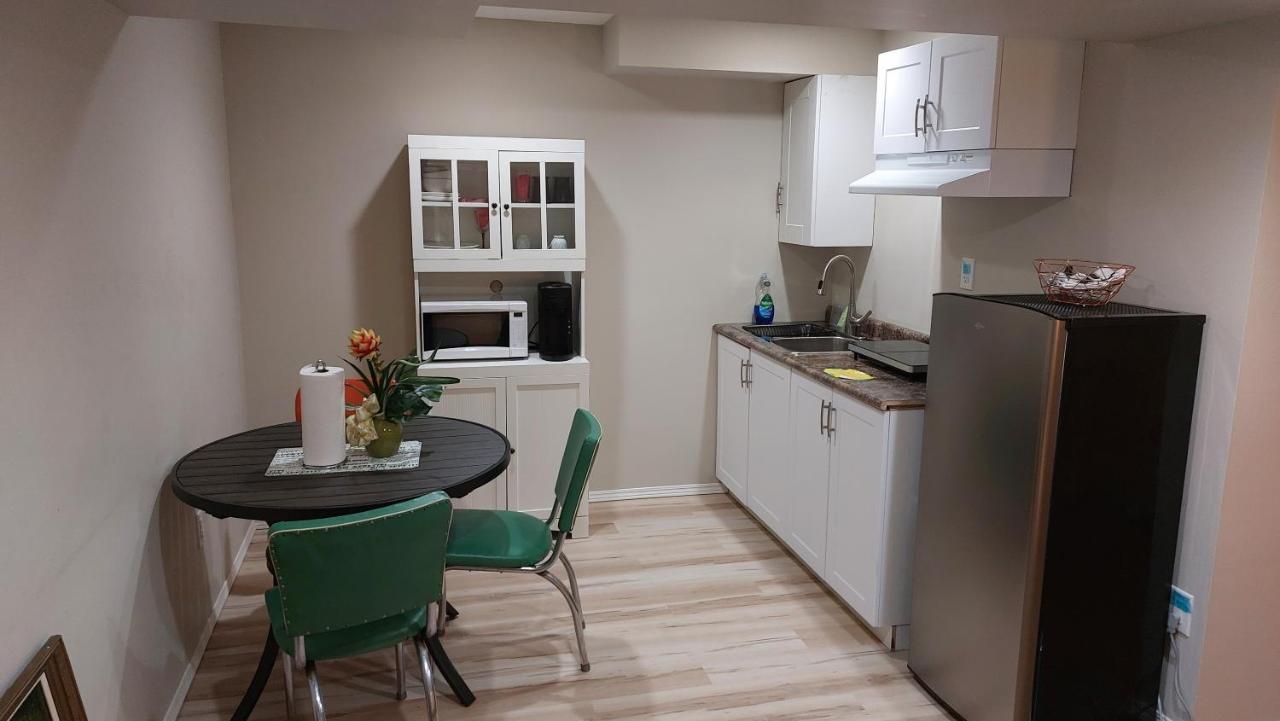 Lovely 1-Bedroom Basement Suite ウィニペグ エクステリア 写真